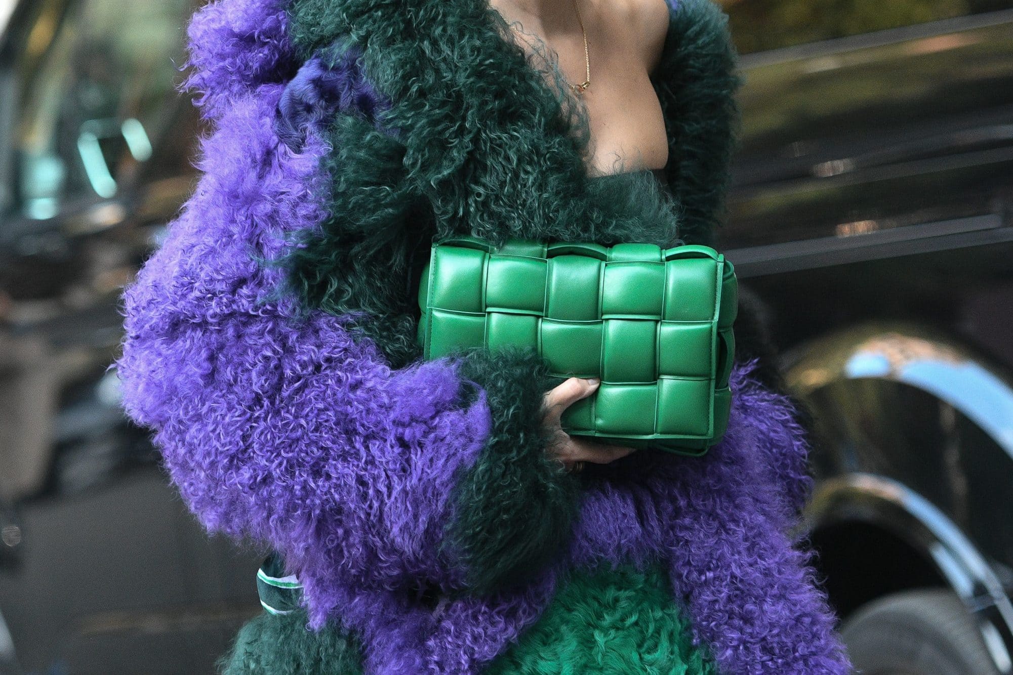 换上浓郁秋冬色调和金属元素，Bottega Veneta 为 Cassette 手袋再次升级