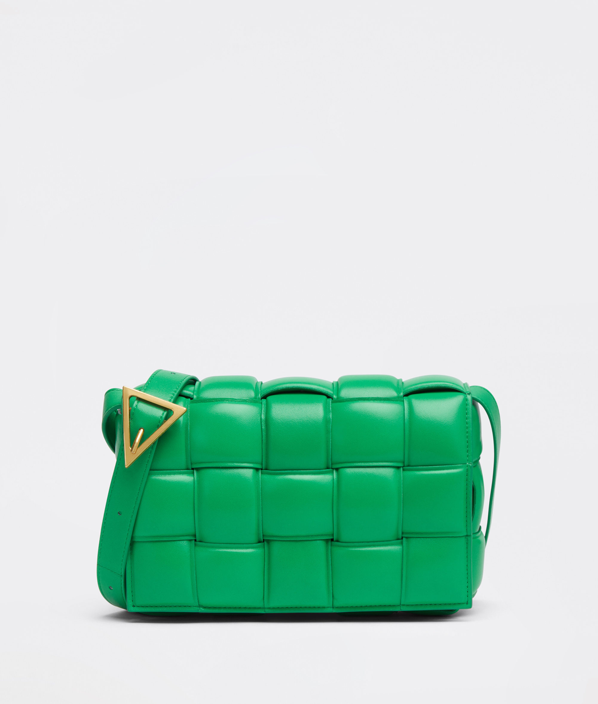 换上浓郁秋冬色调和金属元素，Bottega Veneta 为 Cassette 手袋再次升级