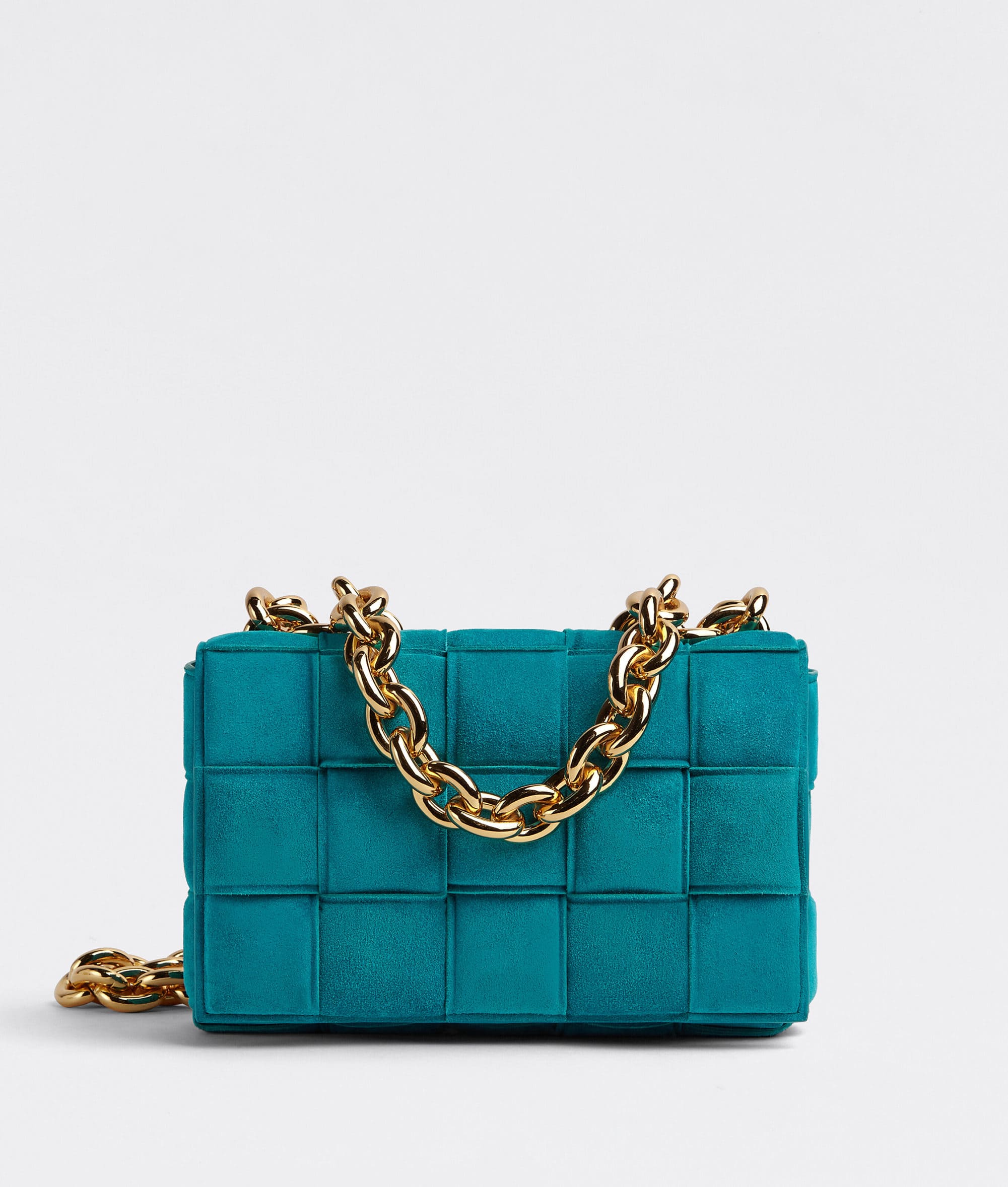 换上浓郁秋冬色调和金属元素，Bottega Veneta 为 Cassette 手袋再次升级