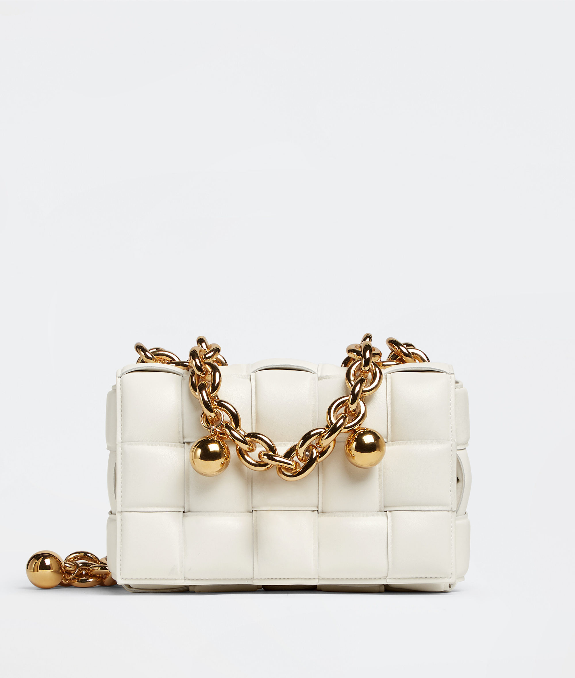 换上浓郁秋冬色调和金属元素，Bottega Veneta 为 Cassette 手袋再次升级