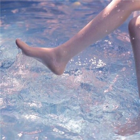 女朋友把鸡胸肉往我嘴送 逼着我练成肌肉男