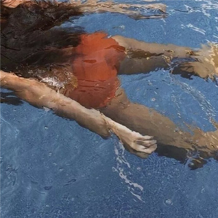 女朋友把鸡胸肉往我嘴送 逼着我练成肌肉男