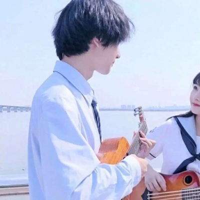 大型大巴车最后一排被轮流观望 我真的上错车了