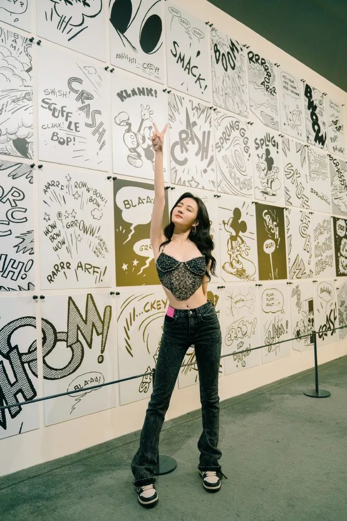 徐璐穿低胸吊带露美背超美艳!凹凸有致性感撩人