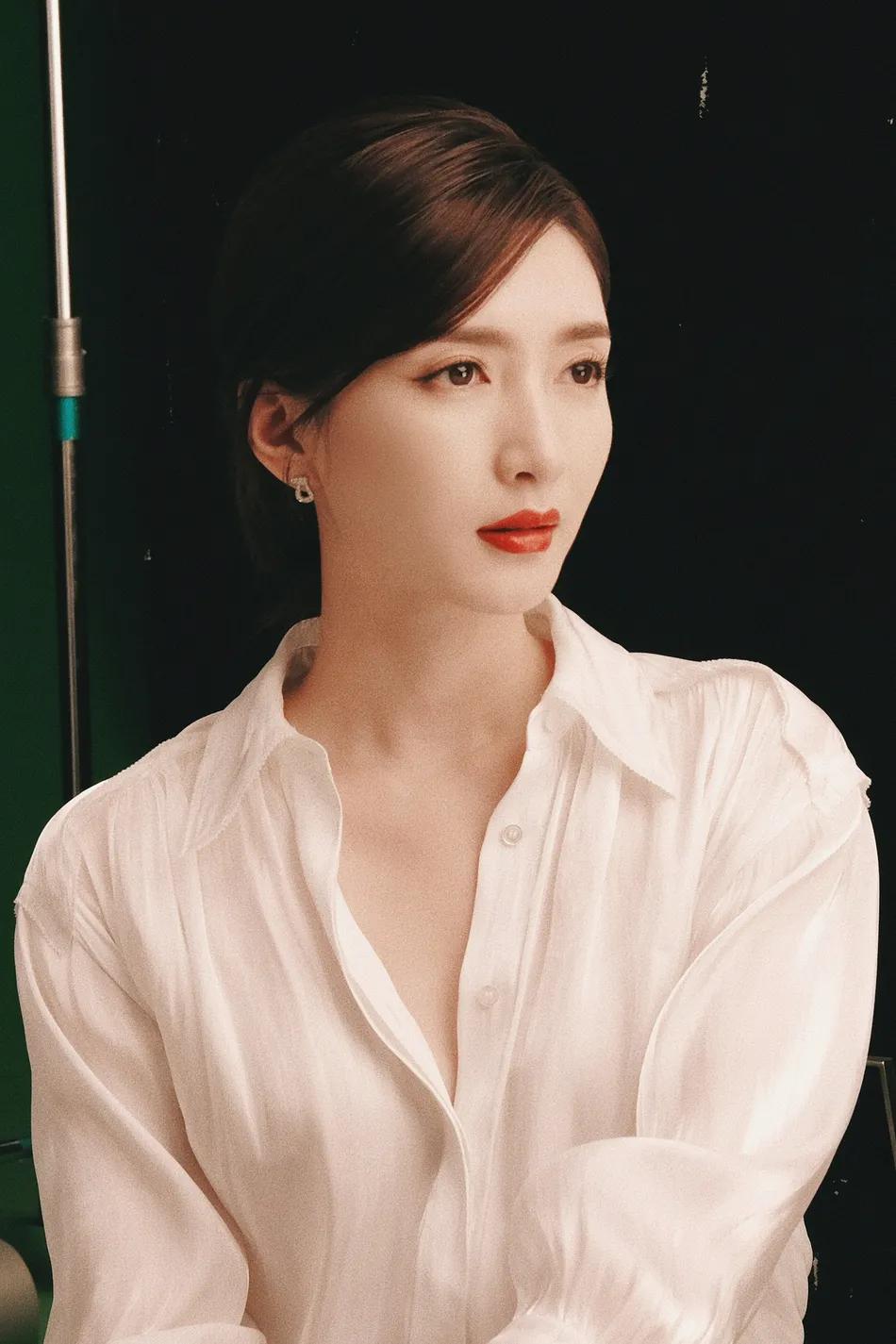 江疏影穿红色纱裙秀天鹅颈，性感又妩媚！