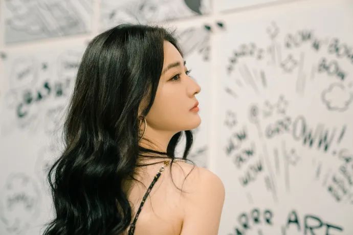 徐璐穿低胸吊带露美背超美艳!凹凸有致性感撩人