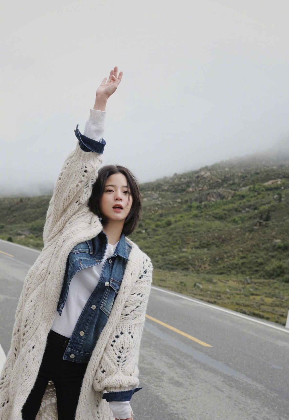 欧阳娜娜穿黑色镂空裙高贵精致,气质感真绝了