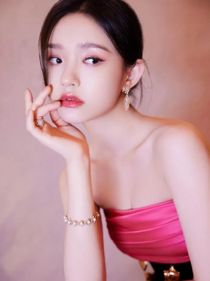 林允穿红黑拼接的抹胸丝绒裙俏脸妩媚，秀眸灵动！