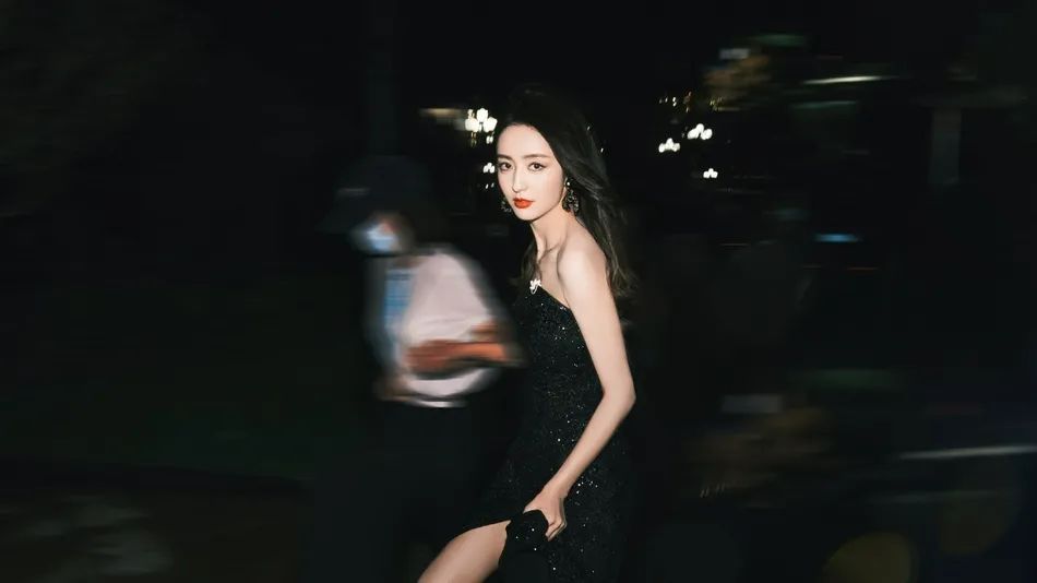 佟丽娅穿抹胸亮片长裙超美艳!肤白貌美太性感