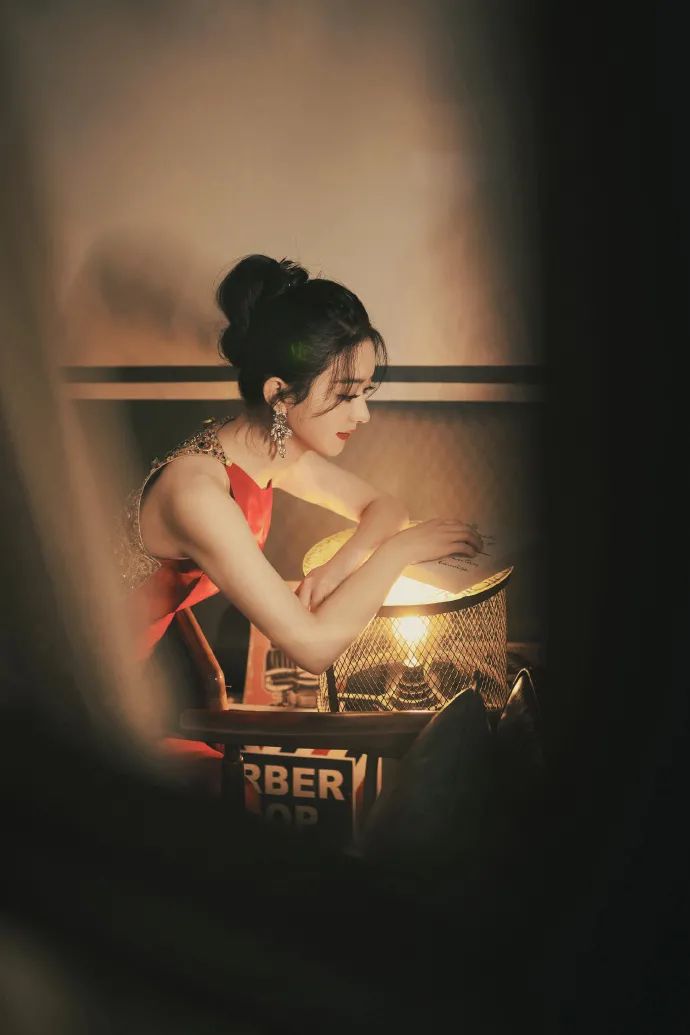 赵丽颖穿金色流苏红裙!魔鬼身材美到让人窒息