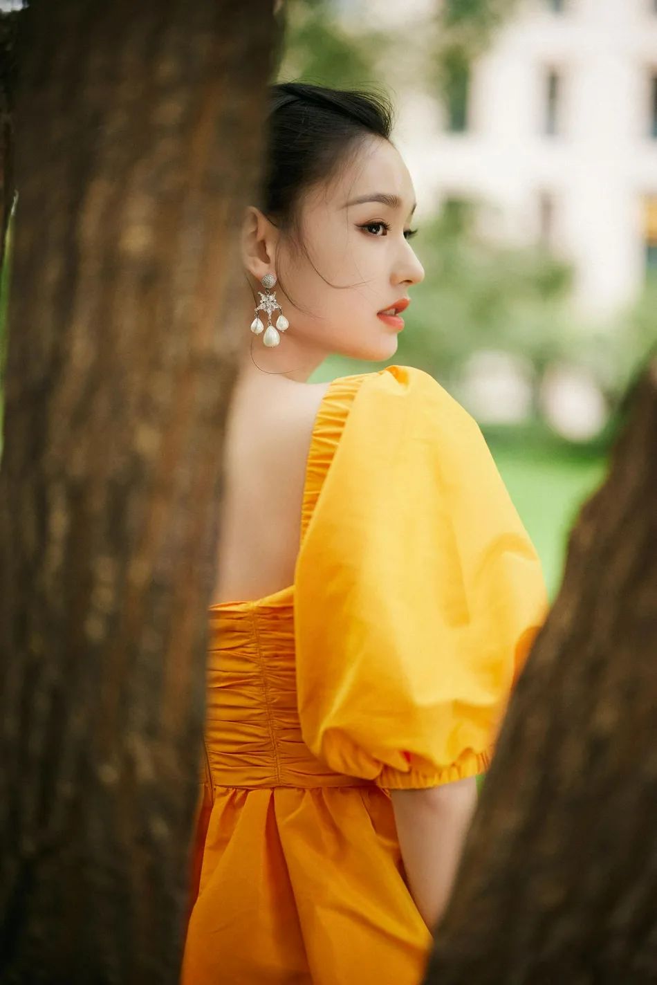 林允穿橘色泡泡袖公主裙大秀美背，越来越美！