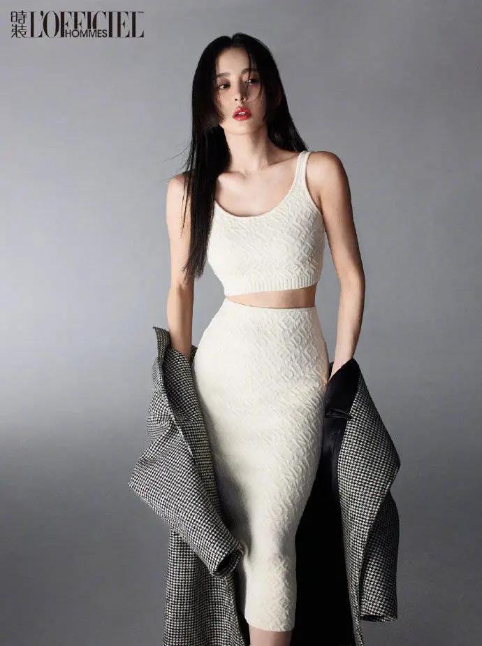 古力娜扎杂志写真造型惊艳!魔鬼身材太性感撩人