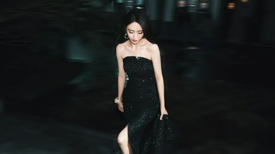 佟丽娅穿抹胸亮片长裙超美艳!肤白貌美太性感