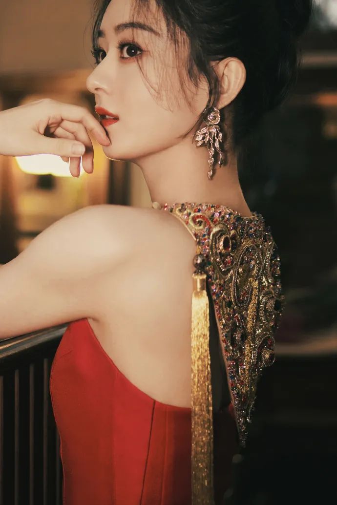 赵丽颖穿金色流苏红裙!魔鬼身材美到让人窒息
