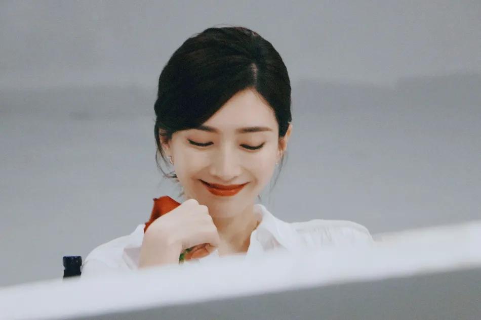 江疏影穿红色纱裙秀天鹅颈，性感又妩媚！