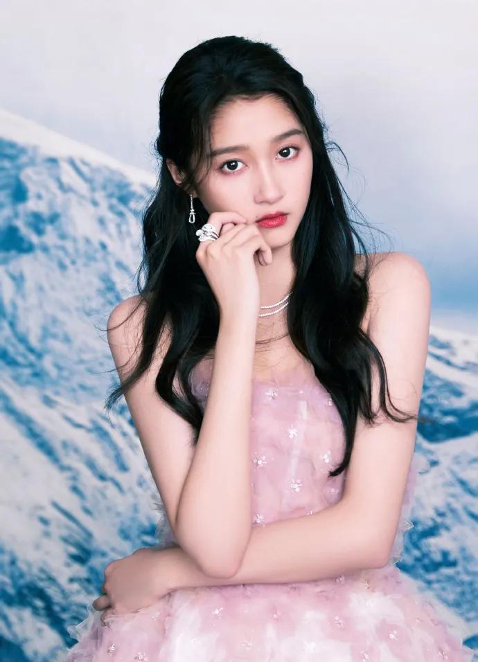 关晓彤穿粉色抹胸花朵裙超美艳！雪肤玉貌太性感妩媚