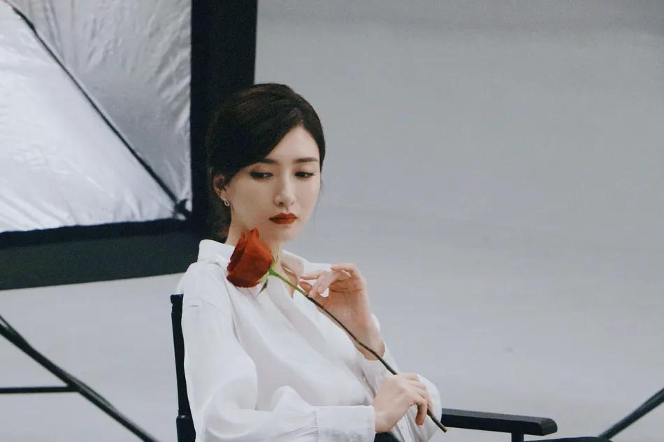 江疏影穿红色纱裙秀天鹅颈，性感又妩媚！