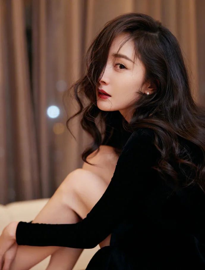 杨幂穿黑色丝绒长裙超美艳!魔鬼身材魅力不可小觑