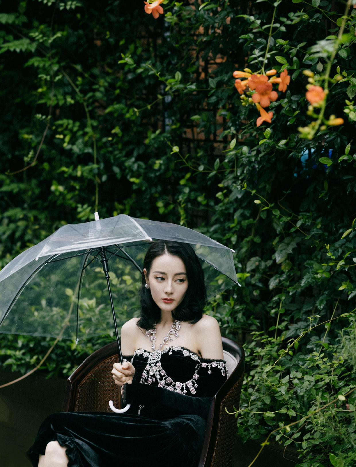 迪丽热巴穿黑丝绒连衣裙秀直角肩,气质越来越好!