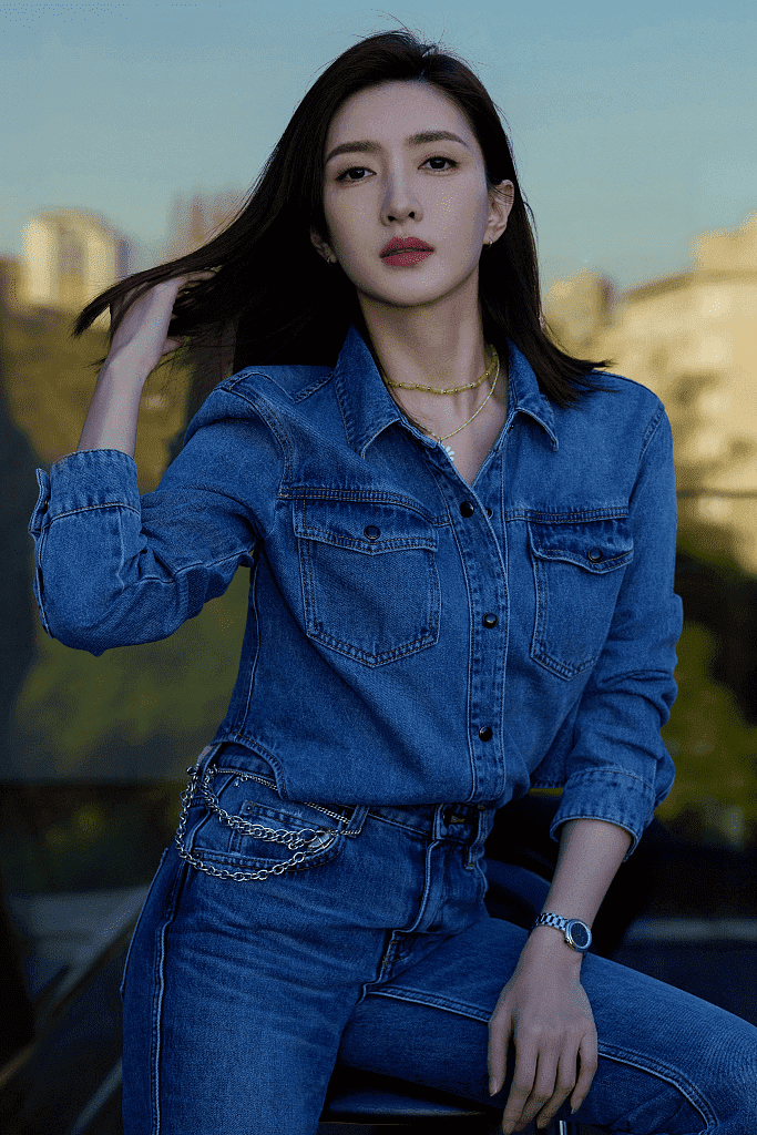 江疏影穿牛仔套装扮酷,大长腿惹人羡