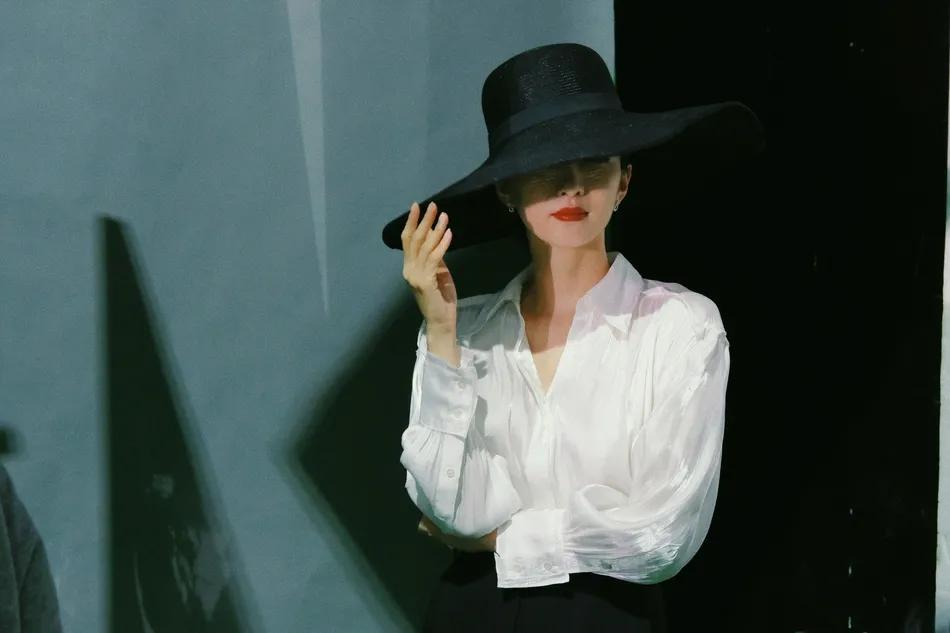 江疏影穿红色纱裙秀天鹅颈，性感又妩媚！