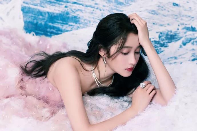 关晓彤穿粉色抹胸花朵裙超美艳！雪肤玉貌太性感妩媚