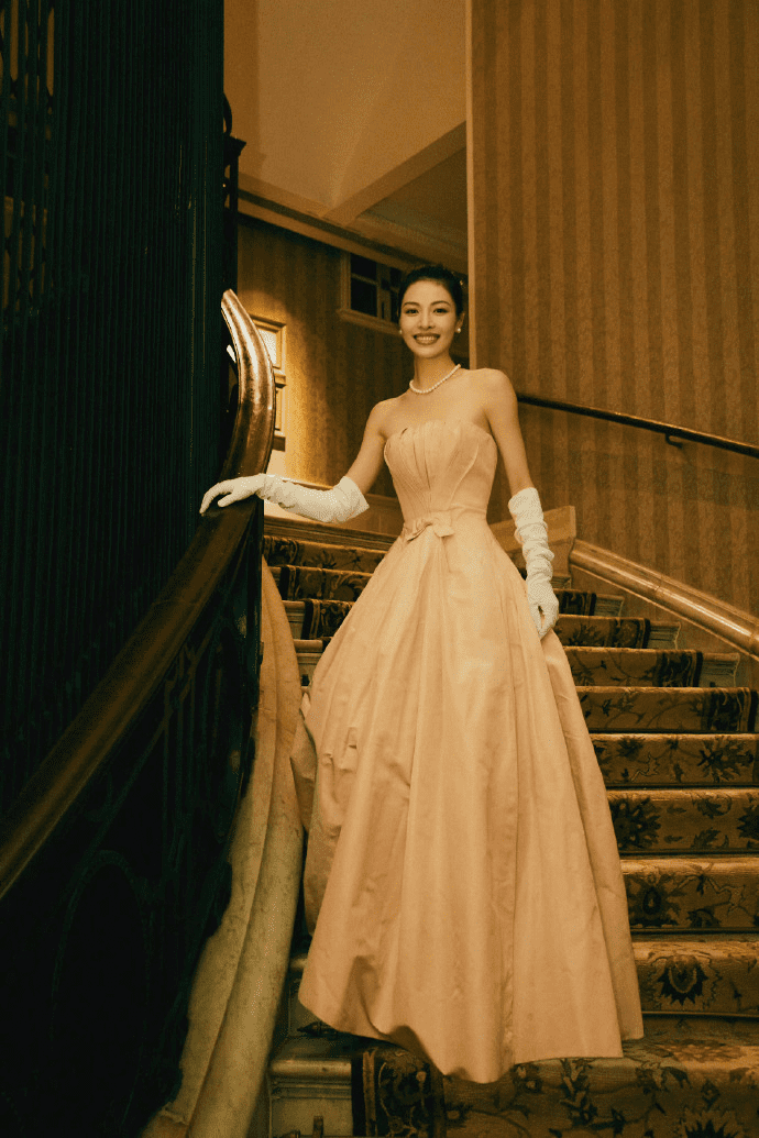 钟楚曦穿粉色抹胸连衣裙配白手套,在逃公主既视感!