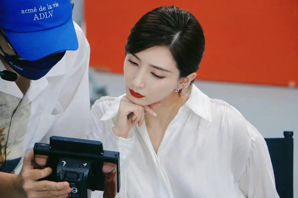 江疏影穿红色纱裙秀天鹅颈，性感又妩媚！