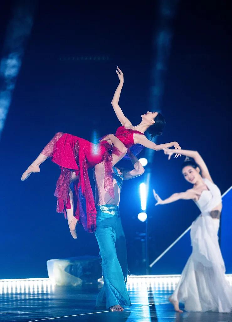 金晨穿红色抹胸长裙美呆了!魔鬼身材太性感妖艳