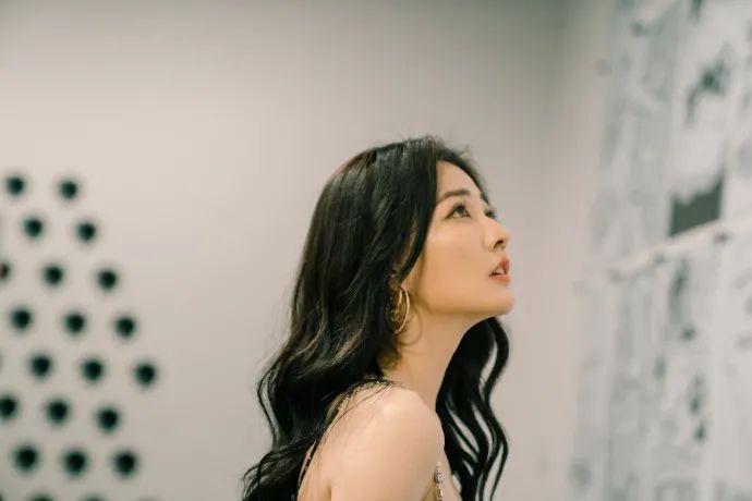 徐璐穿低胸吊带露美背超美艳!凹凸有致性感撩人