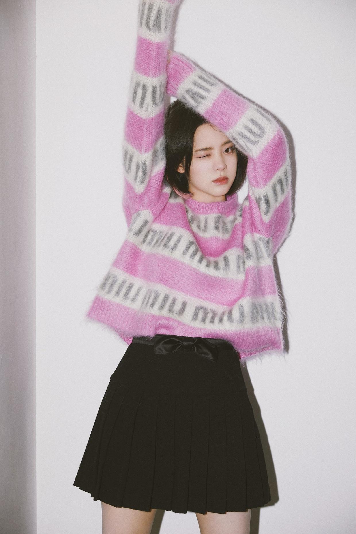 欧阳娜娜穿黑色镂空裙高贵精致,气质感真绝了