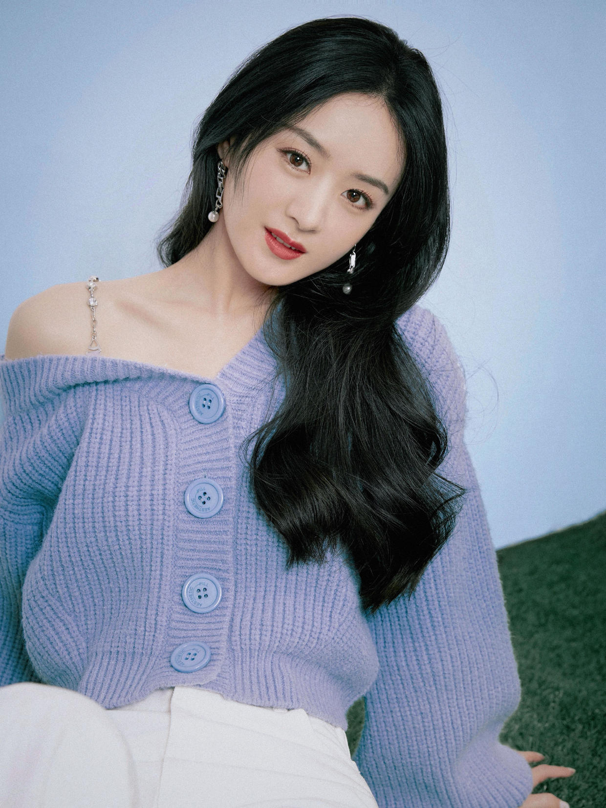 赵丽颖穿针织衫配长裤,清爽大气越变越美