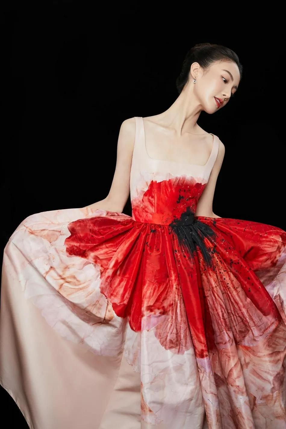 金晨穿浅粉泼墨裙天鹅颈吸睛!人美气质更出众