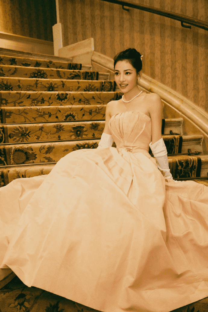 钟楚曦穿粉色抹胸连衣裙配白手套,在逃公主既视感!