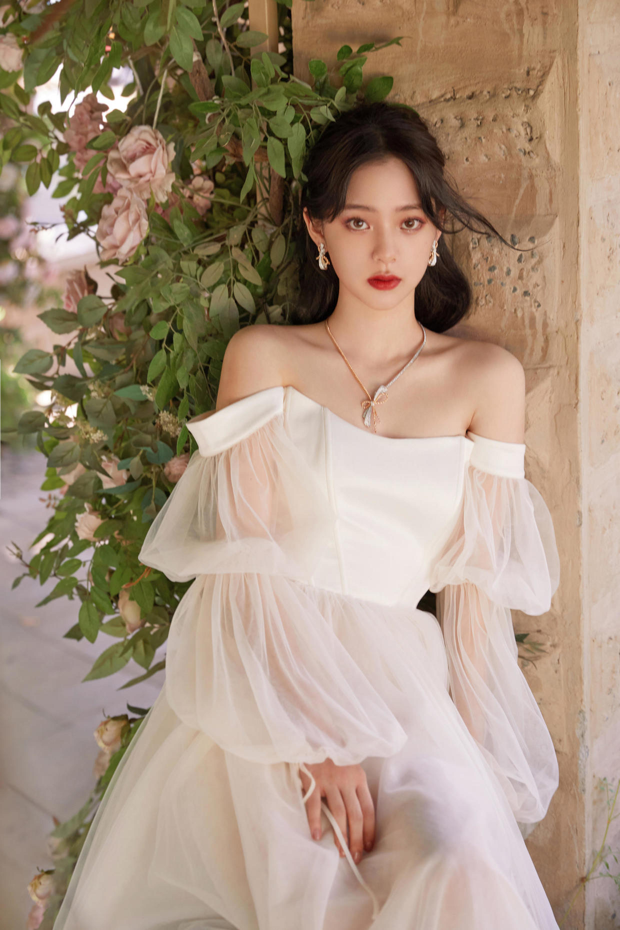 欧阳娜娜穿黑色镂空裙高贵精致,气质感真绝了