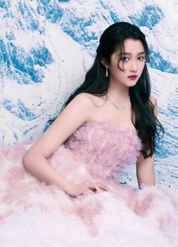 关晓彤穿粉色抹胸花朵裙超美艳！雪肤玉貌太性感妩媚