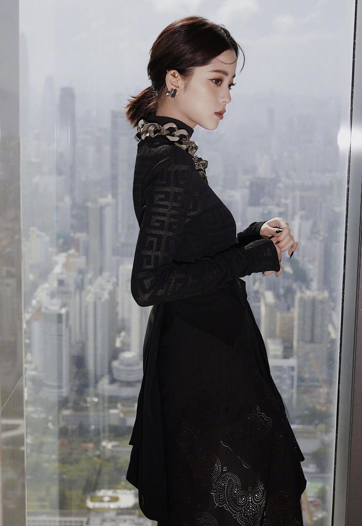 欧阳娜娜穿黑色镂空裙高贵精致,气质感真绝了