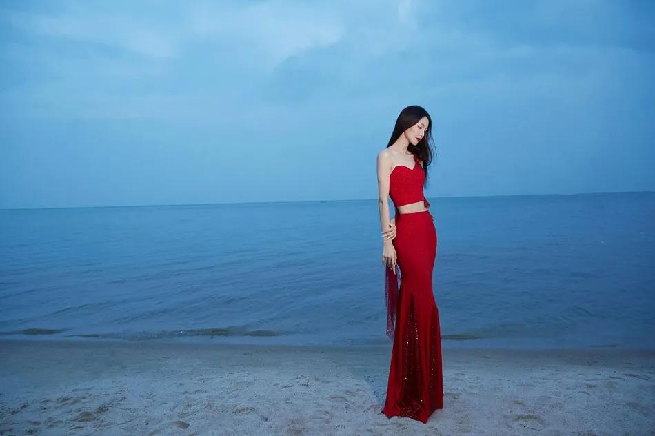 金晨穿红色抹胸长裙美呆了!魔鬼身材太性感妖艳