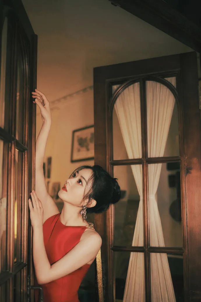 赵丽颖穿金色流苏红裙!魔鬼身材美到让人窒息