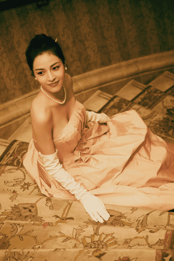 钟楚曦穿粉色抹胸连衣裙配白手套,在逃公主既视感!