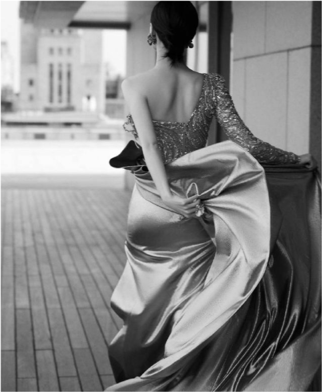 倪妮这个美背氛围感绝了，越来越漂亮了！