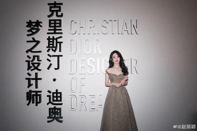 赵丽颖穿抹胸豹花纹长裙！性感妩媚太美丽