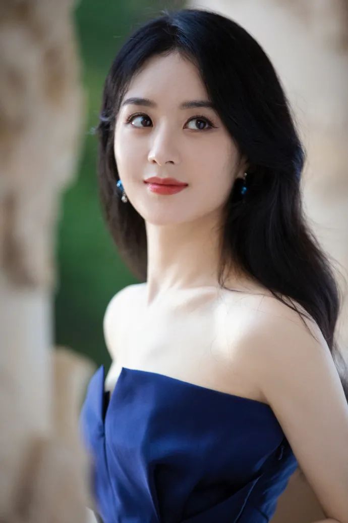 赵丽颖穿藏蓝色抹胸长裙超美!魅力不可小觑