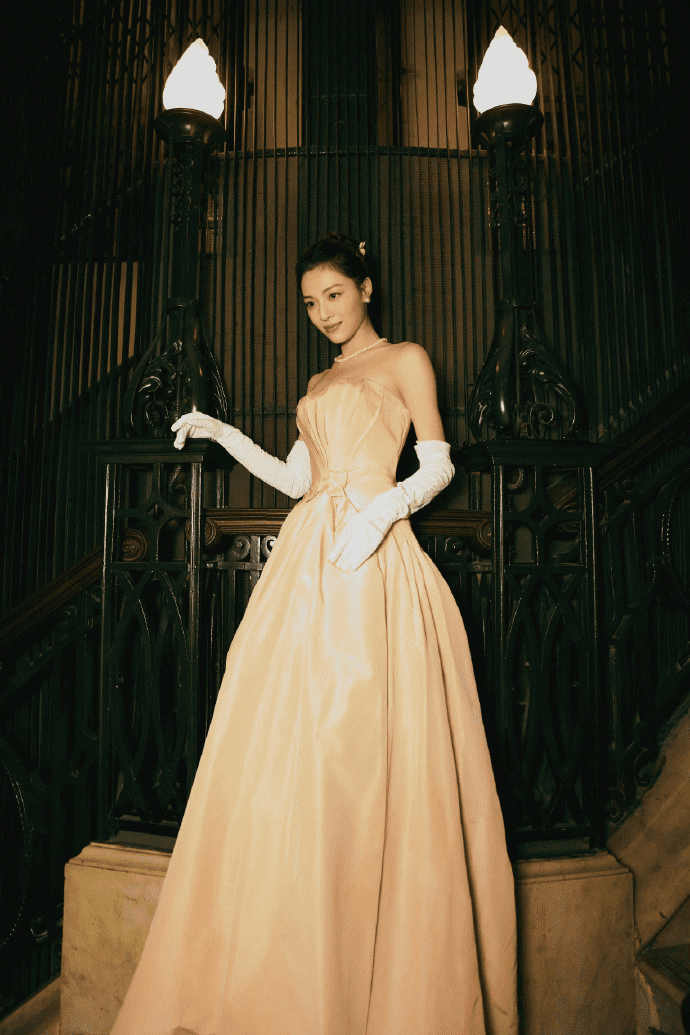 钟楚曦穿粉色抹胸连衣裙配白手套,在逃公主既视感!