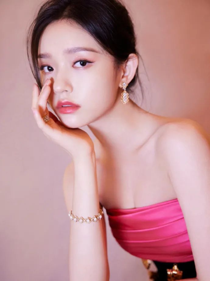 林允穿红黑拼接的抹胸丝绒裙俏脸妩媚，秀眸灵动！