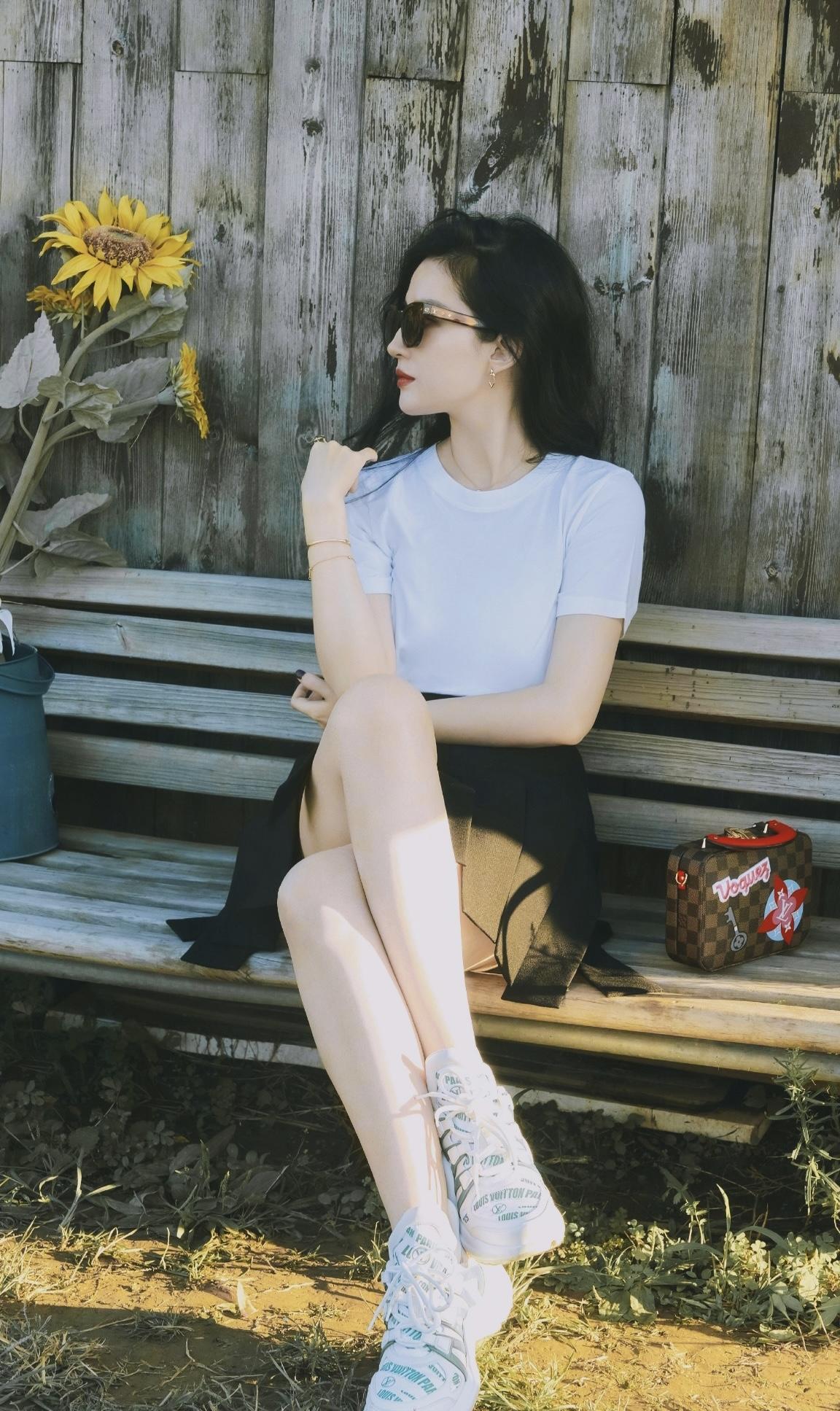 刘亦菲穿碎花裙配西装干练不失温柔,高级感挡不住