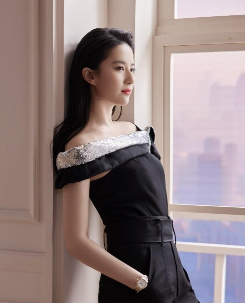 刘亦菲穿碎花裙配西装干练不失温柔,高级感挡不住