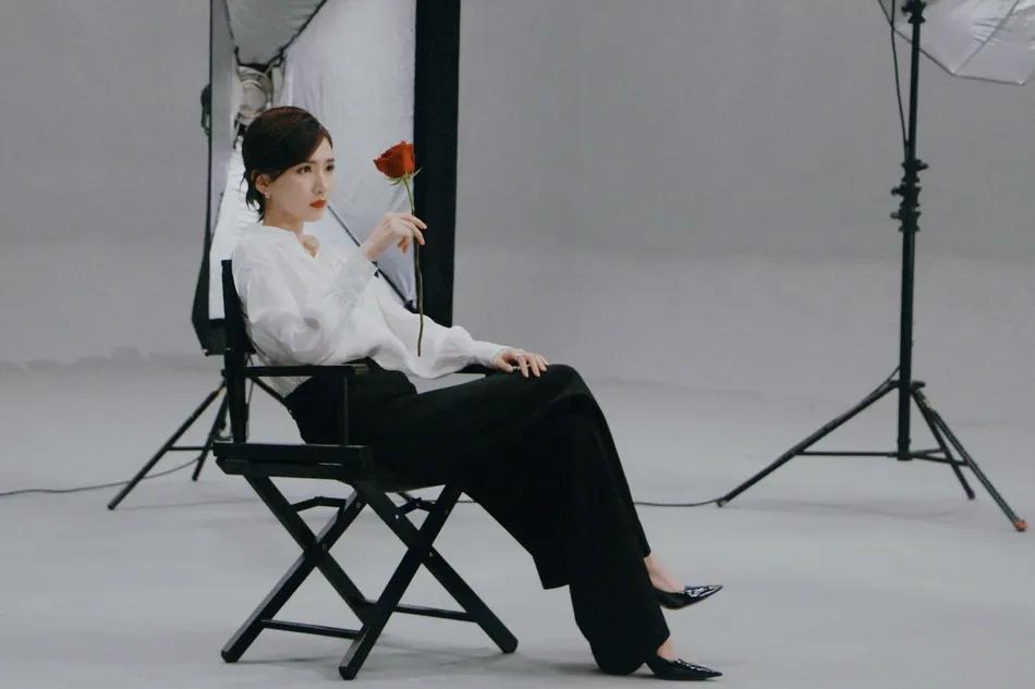 江疏影穿红色纱裙秀天鹅颈，性感又妩媚！