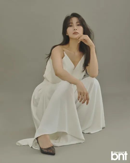 韩国女星朴奎利时尚杂志超美写真!精致优雅