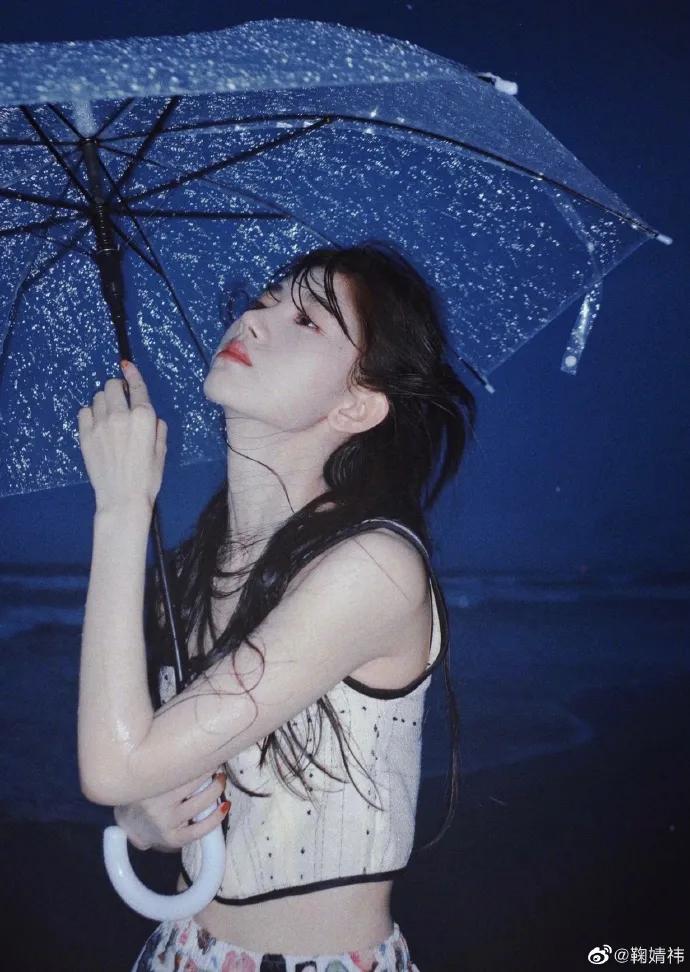鞠婧祎晒海边湿身写真超美艳!性感迷人谁不喜欢